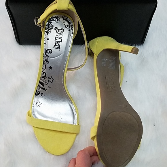 Sassy yellow heels - Picture 2 of 3